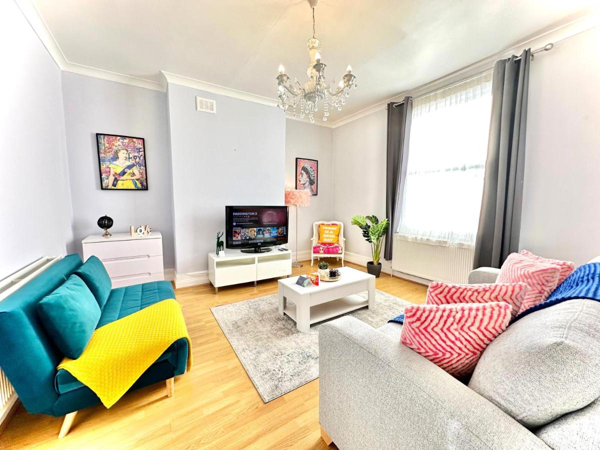 B&B Londen - Enticing 2 Bed 2 Bath Flat in Hackney with garden - Bed and Breakfast Londen