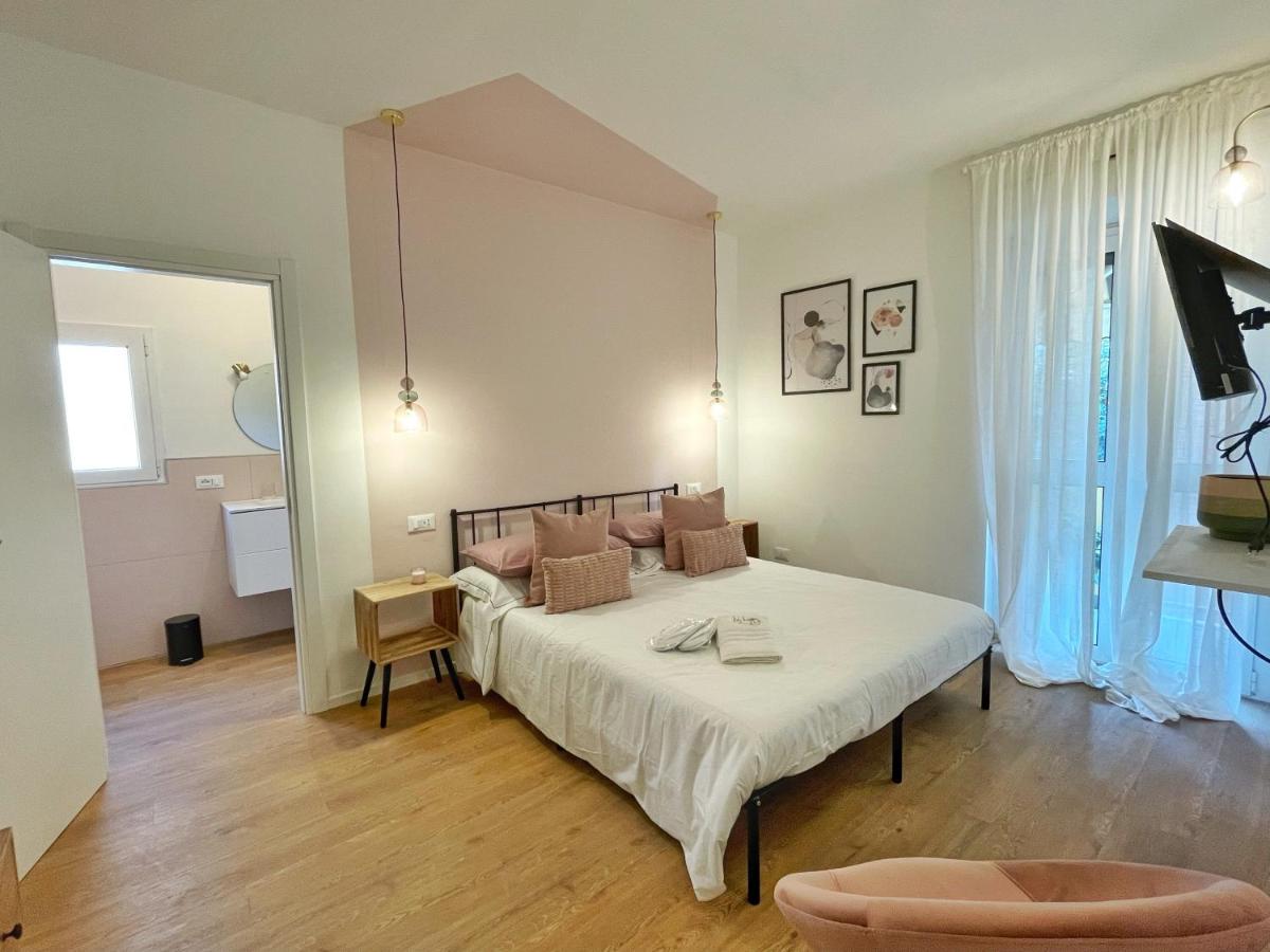 B&B Bologna - BeHappyS Deluxe Apartment-Charming Balcony - Bed and Breakfast Bologna