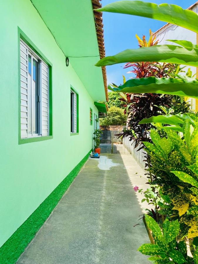 Praia da Vila 5HOSP- CASA com Cozinha EXCLUSIVA e Equipada - WI-FI- Garagem - Varanda c Churrasqueira - 1KM BR 101 - Bed and Breakfast