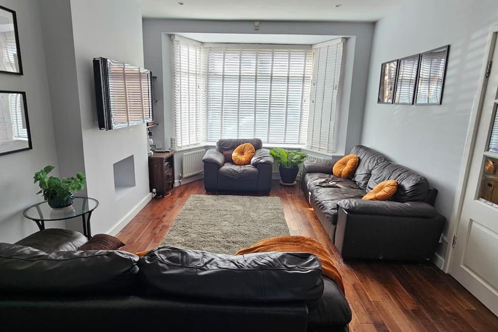 Cozy & Elegant 4 Bedroom Home Near Wembley - B&B The Hyde