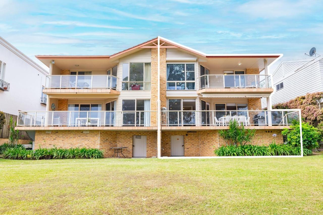 Danalene, 44a Danalene Pde - stunning waterfront property with Air Con, WI-FI, Double Lock Up Garage & Boat Parking - Chambres d'hôtes Carlotta