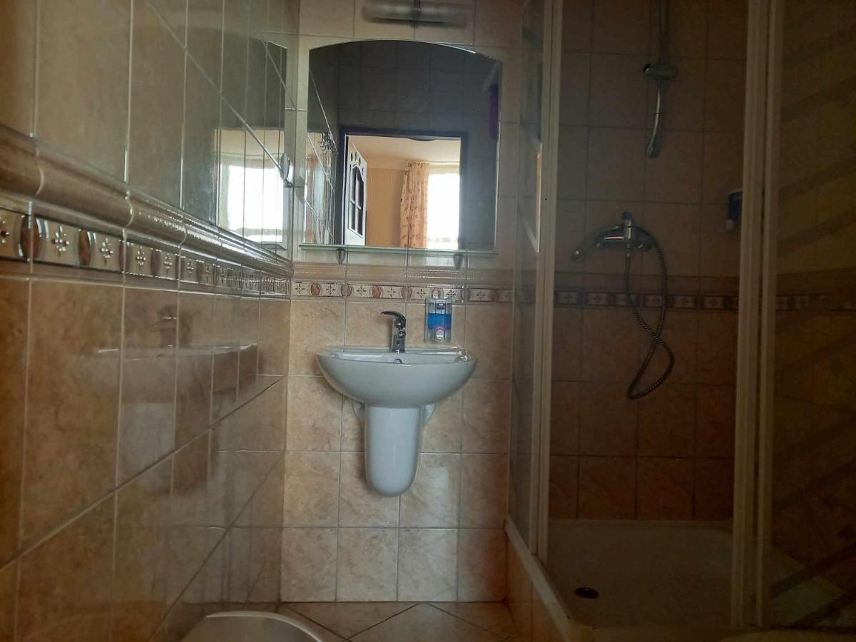 Tweepersoonskamer met 2 Aparte Bedden en Eigen Badkamer