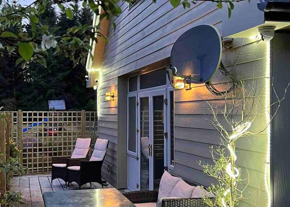 The Bird House - Coastal Lodge in lovely Forest Setting nr. Kinsale - B&B