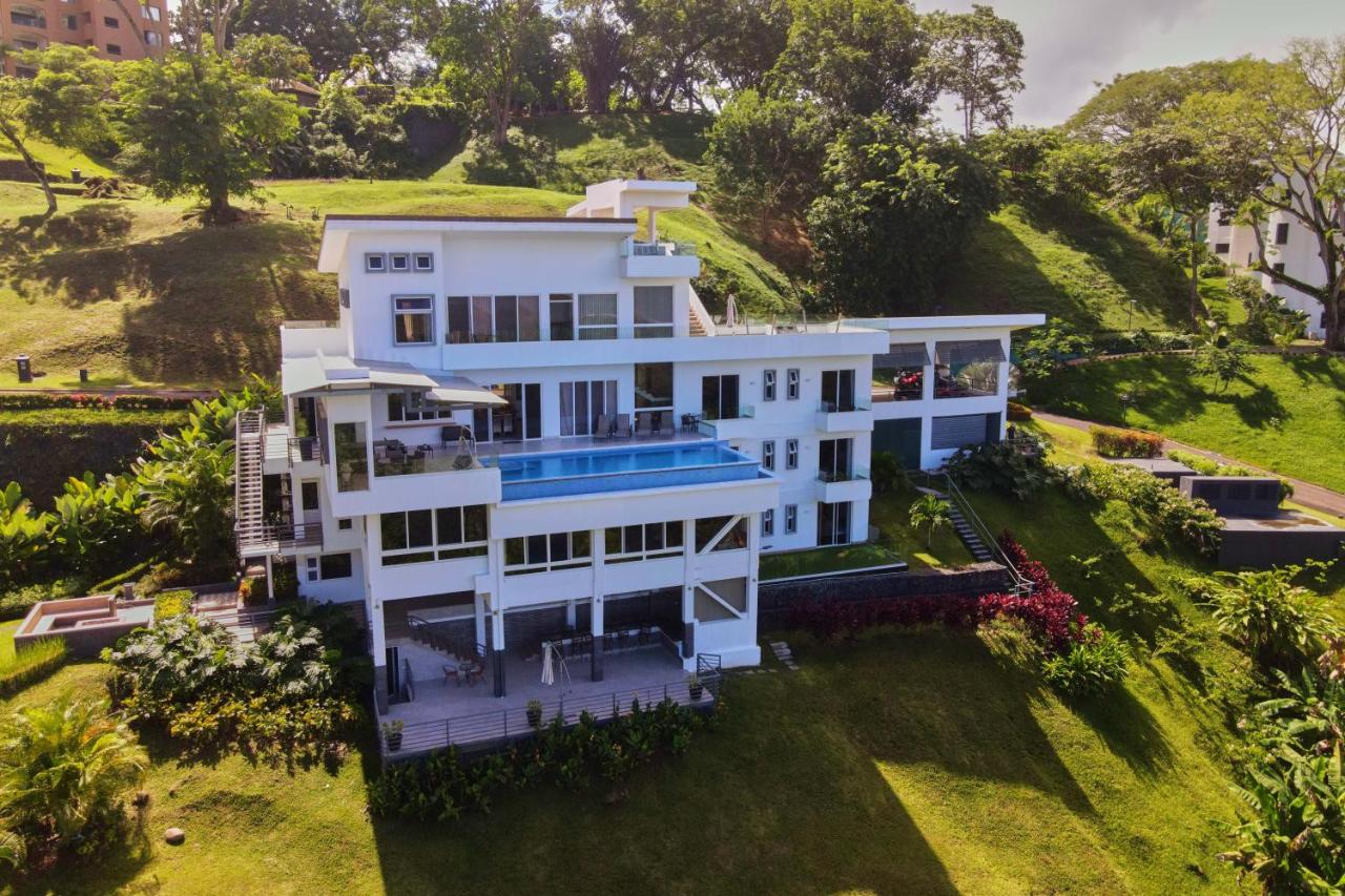 Luxury Hillside Estate at Nativa Resort - Bed and Breakfast