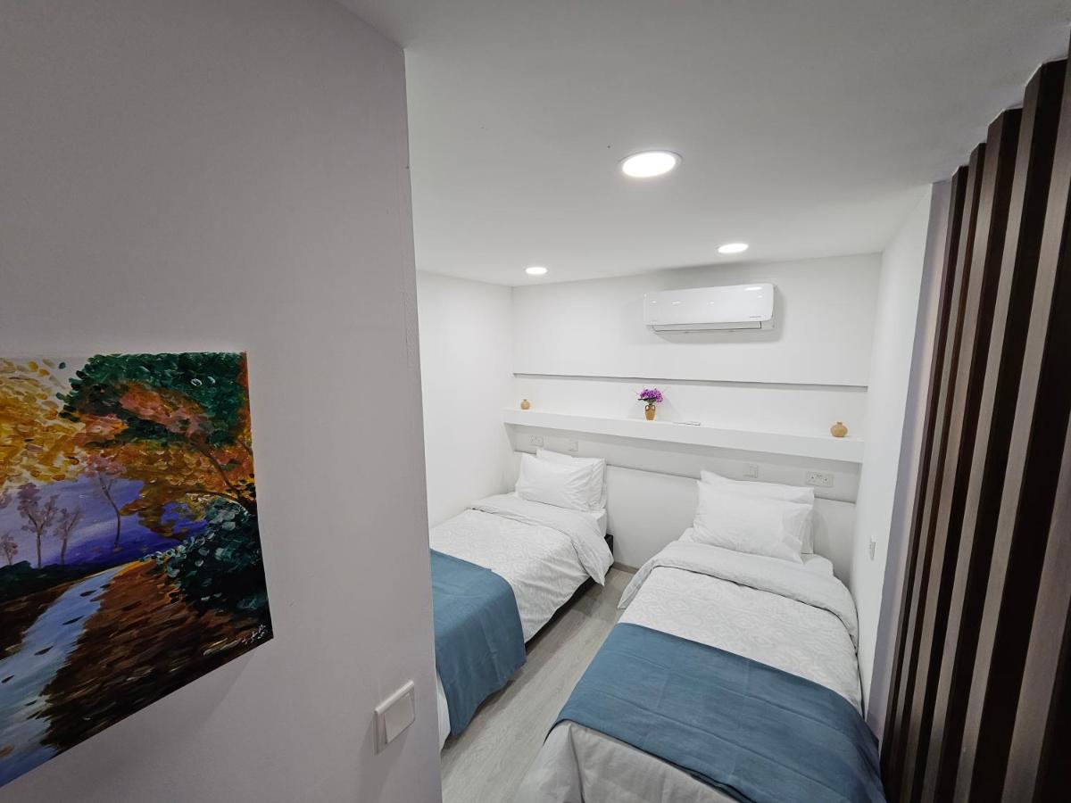 Apartment with Mountain View