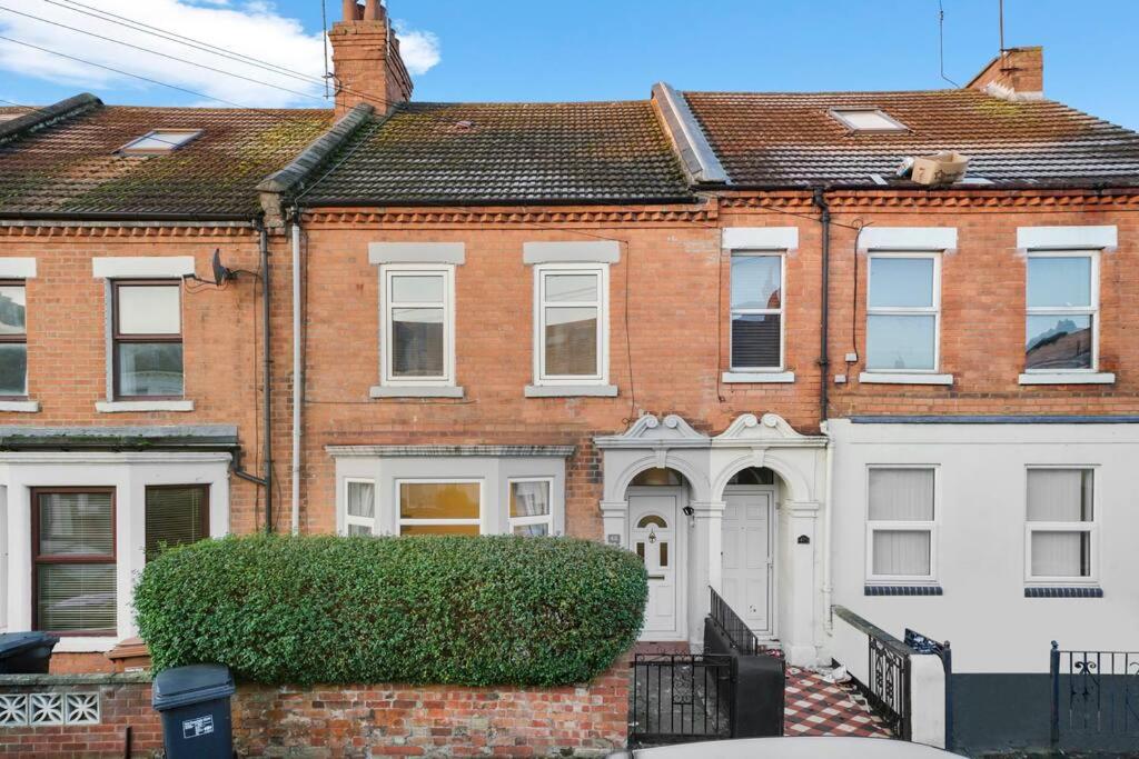5 Bedroom House with Free Parking, Garden, Super Fast WiFi, Smart TVs with Virgin TV and Netflix by Yoko Property - Bed and Breakfast