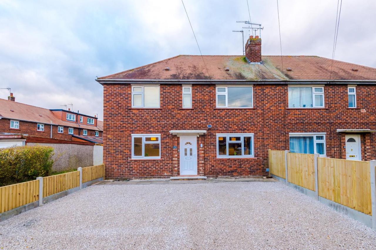NEW! Spacious 2-bed Apartment in Crewe by 53 Degrees Property, ideal for Business & Professionals, FREE Parking - Sleeps 6 - Ferienwohnung