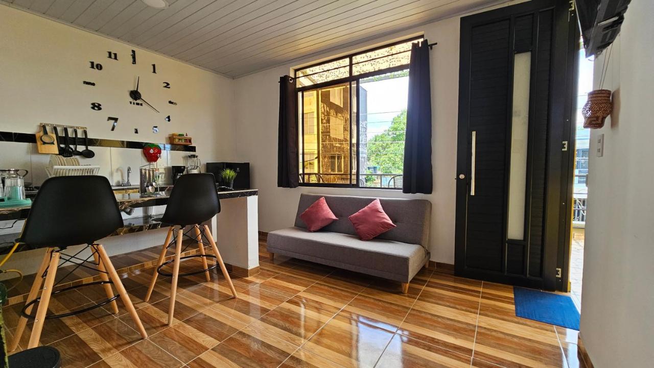 Family Amazon Minimalist - B&B Leticia