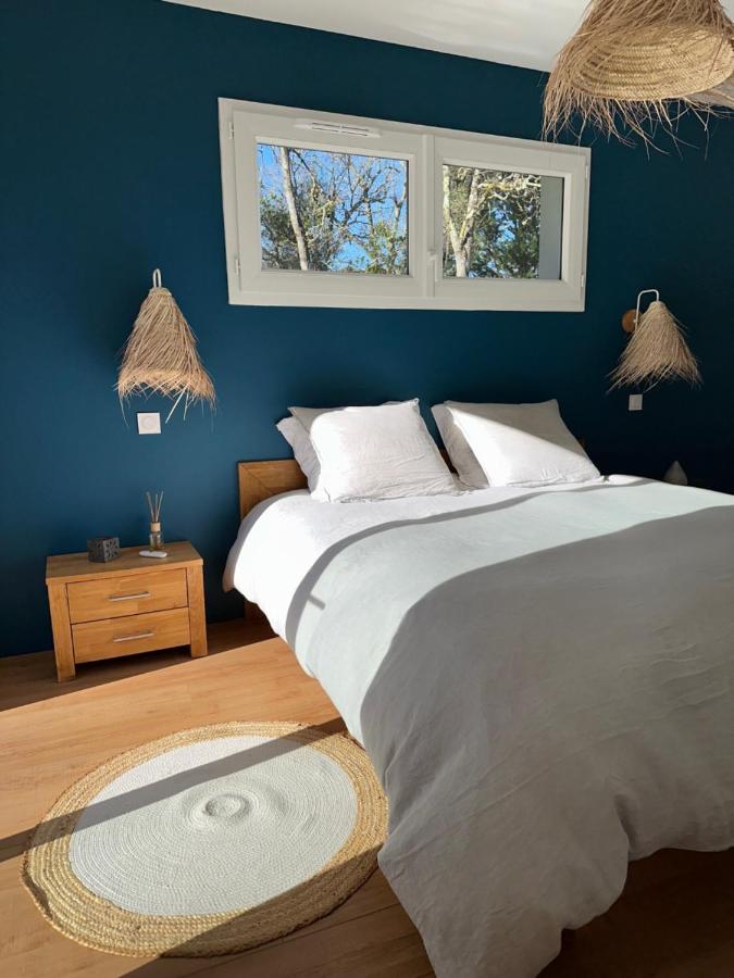 Zimmer mit Kingsize-Bett und Poolblick