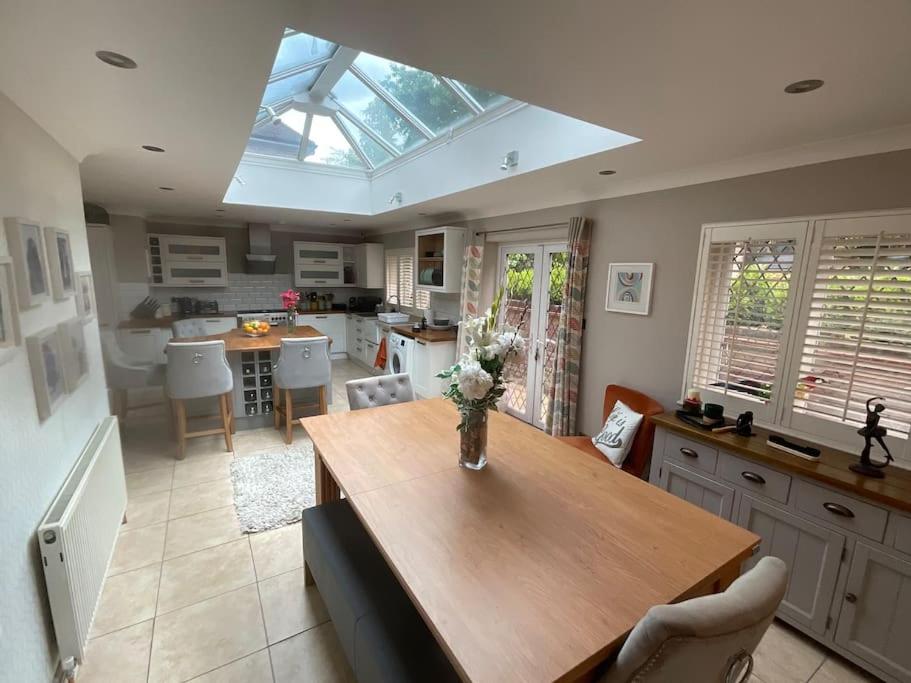 B&B Kings Langley - Beautiful house with hot tub, gym and pool table close to Harry Potter World - Bed and Breakfast Kings Langley
