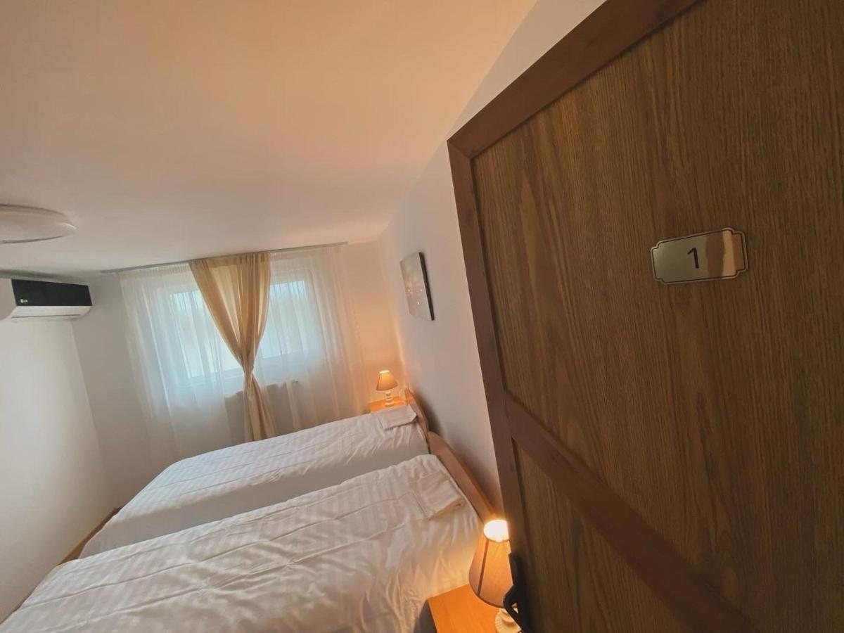 Zweibettzimmer mit eigenem Bad