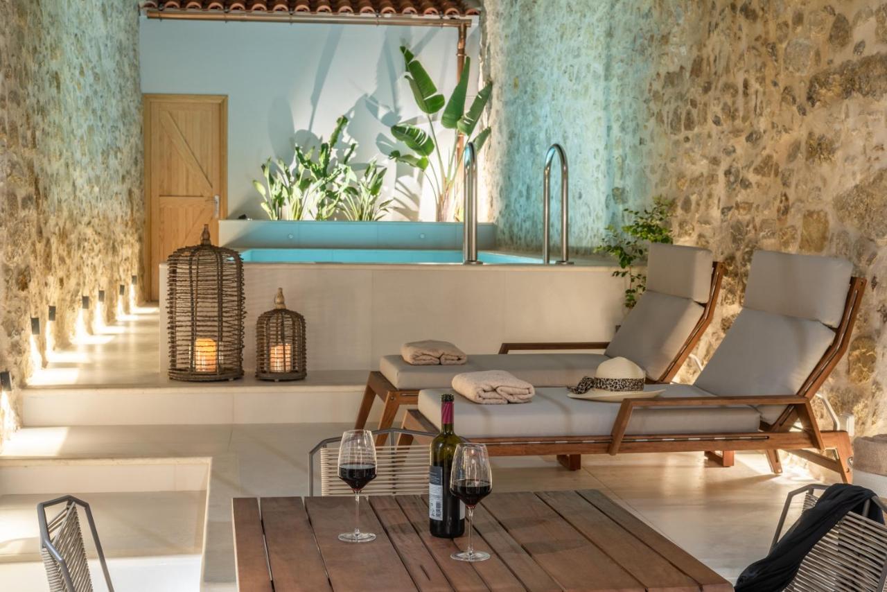 Dianthus Residence, Heated Pool & in-pool Whirlpool, By Thinkvilla - B&B Agía Paraskeví