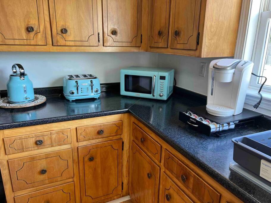 Trail-side Haven Retreat! Pet friendly - B&B North Haven