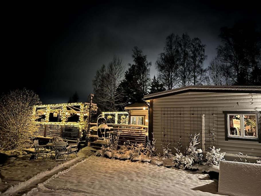 Charmig liten stuga i Södertälje/ Kungsdalen - B&B Södertälje