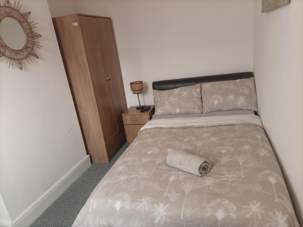 B&B Middlesbrough - Large 'n' Bright Room - Bed and Breakfast Middlesbrough