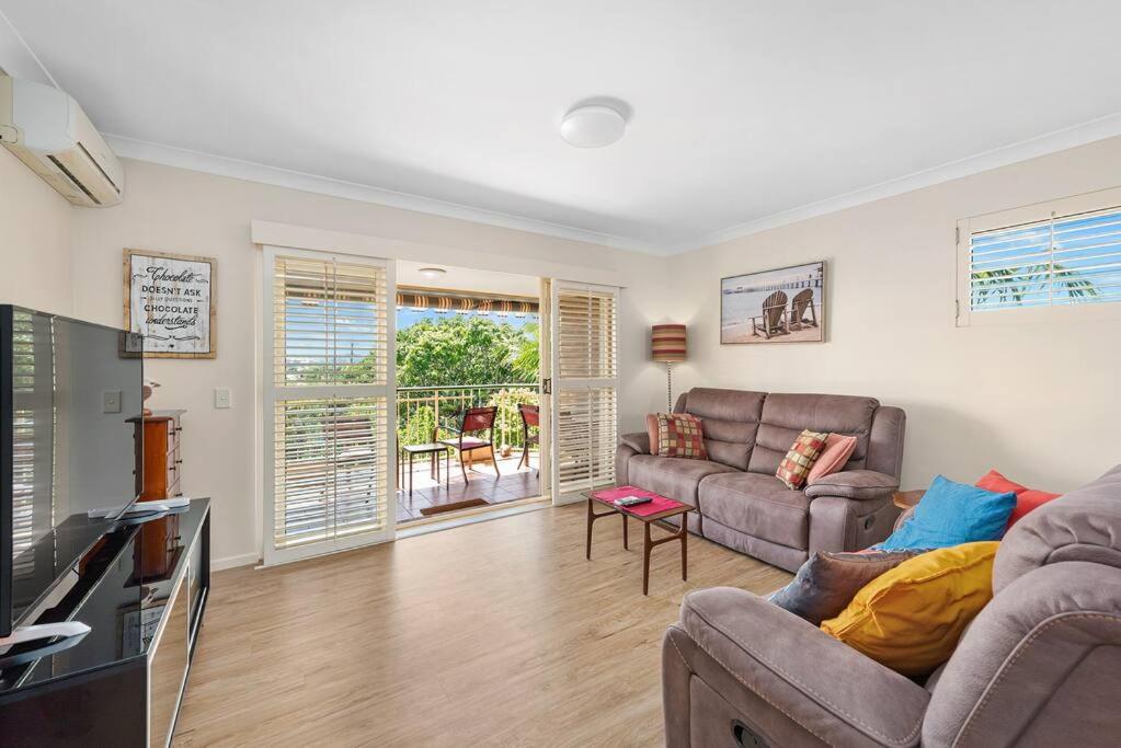 B&B Brisbane - Bright & Breezy ~ 2 Bed/2 Bath /1 Car/ Views! - Bed and Breakfast Brisbane