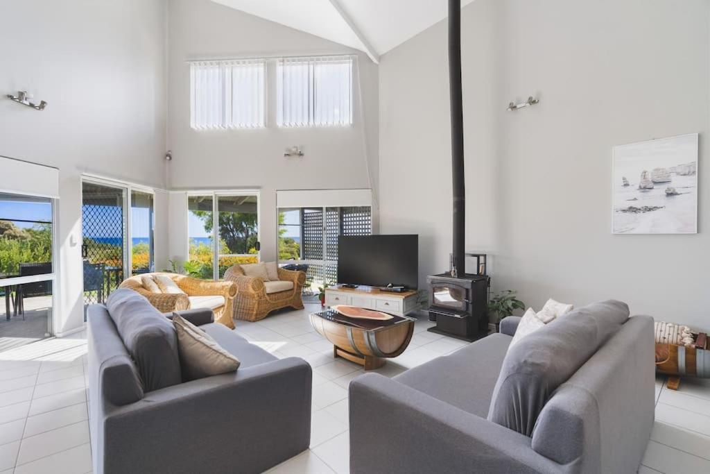 Seaview Beach House by Peppy Beach Retreats® - B&B