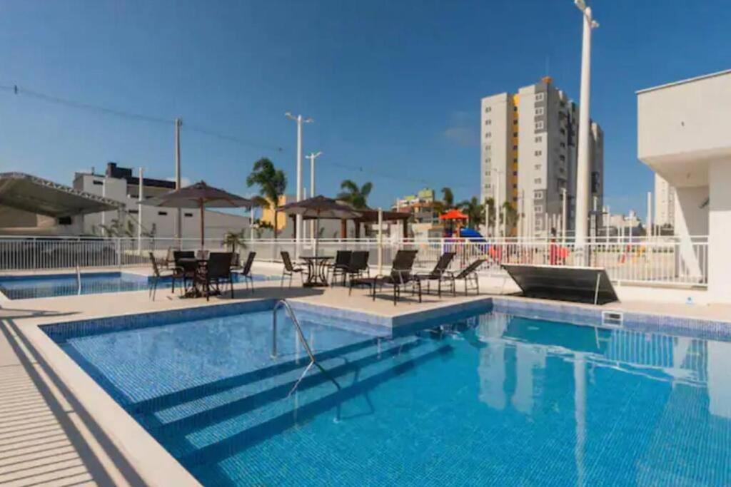 Apartamento com Piscina - Piçarras-SC - para até 06 pessoas - Chambres d’hôtes