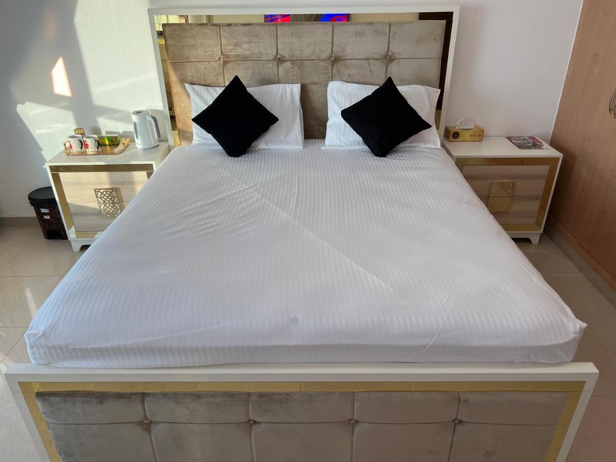 B&B Ajman - Ft 30f R2 SeaView Room at Beach with separate bath - Bed and Breakfast Ajman