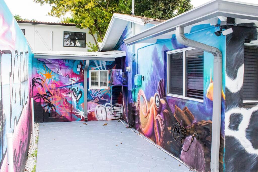 Cozy & Colorful Miami Art Canvas w/HotTub & Murals - B&B Miami