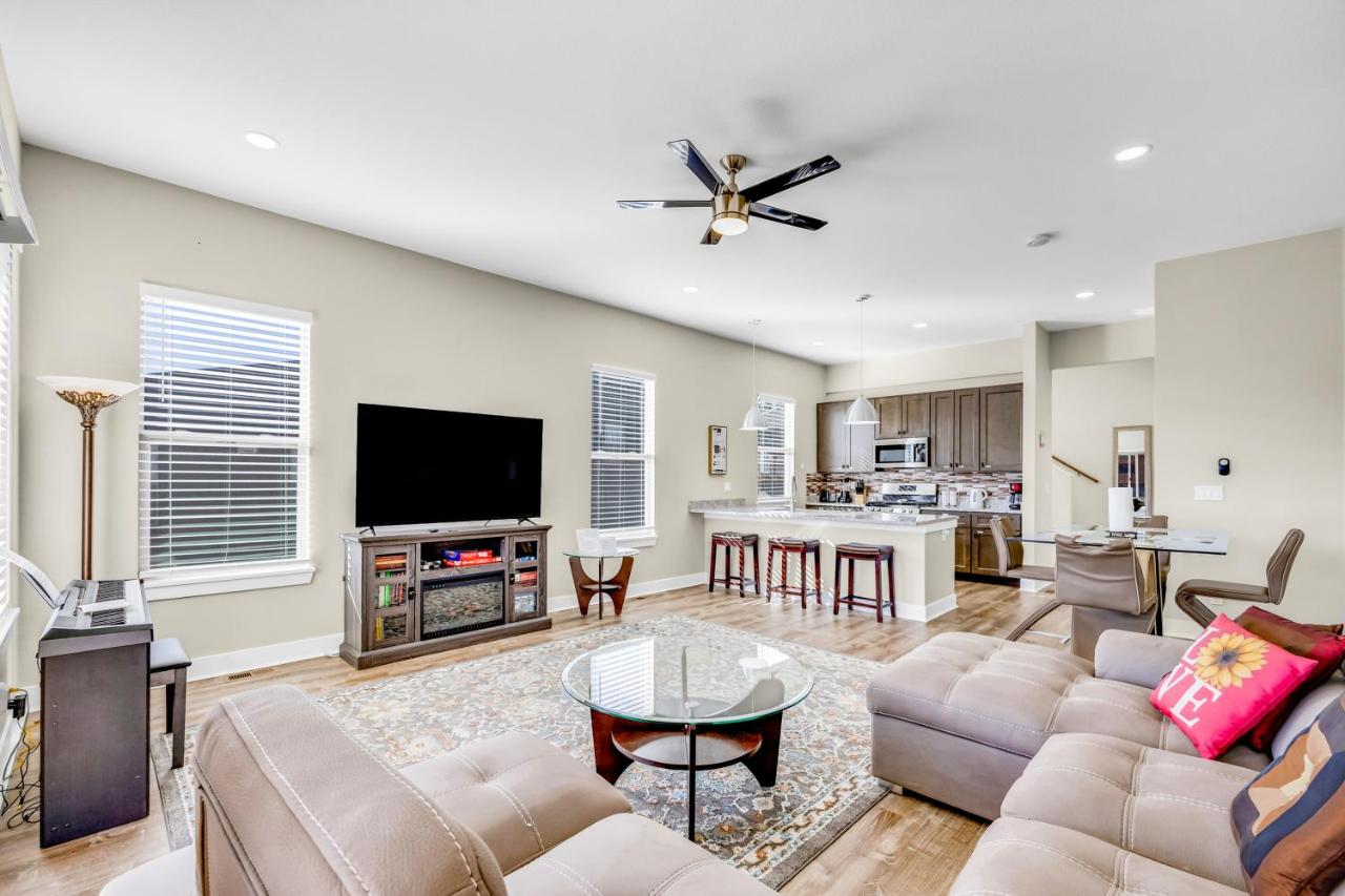 Bright & Spacious Modern Home, Mountain Views, Walk to Downtown - B&B Woodland Park