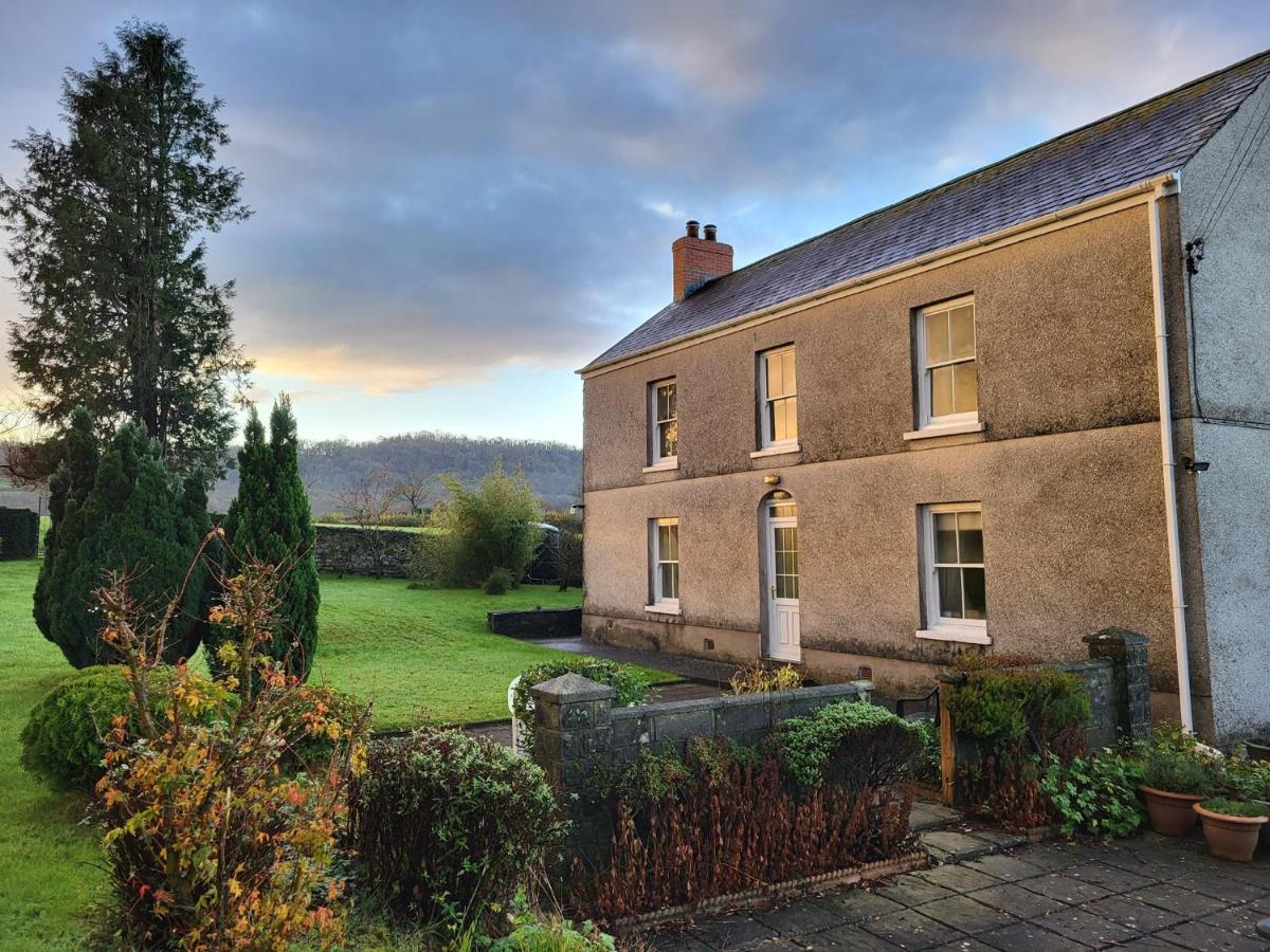 B&B Carmarthen - Fferm Glanyrynys Farm - Bed and Breakfast Carmarthen