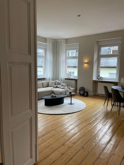 BG Living & Hosting - Exklusive Jugendstilwohnung an der Mosel in Ürzig - 2 Schlafzimmer, bis 4 Personen, Fahrradkeller, Waschmaschine & Trockner - Chambres d'hôtes Ürzig