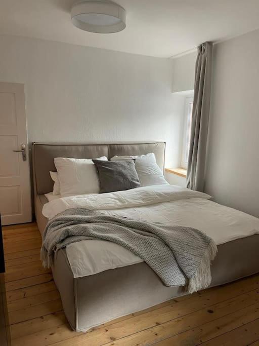 Mosel-Charm - Urige Dachgeschosswohnung für 6 Personen - 3 Schlafzimmer, Fahrradkeller & Gratis WLAN - BG Living & Hosting - B&B Ürzig