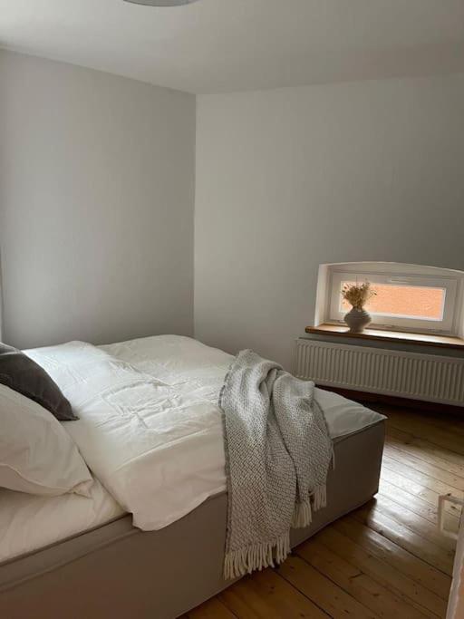 Mosel-Charm - Urige Dachgeschosswohnung für 6 Personen - 3 Schlafzimmer, Fahrradkeller & Gratis WLAN - BG Living & Hosting - B&B Ürzig