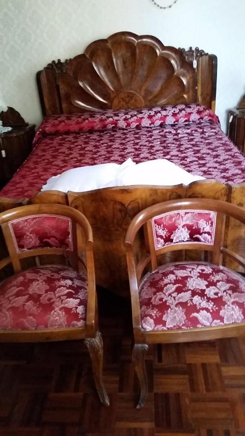 Deze driepersoonskamer heeft een gedeelde badkamer.