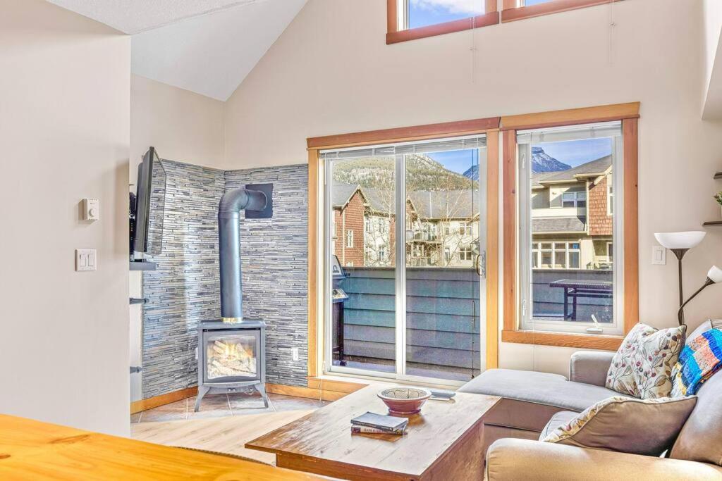 B&B Canmore - Canmore Mountain view loft apartment heated outdoor pool - Bed and Breakfast Canmore