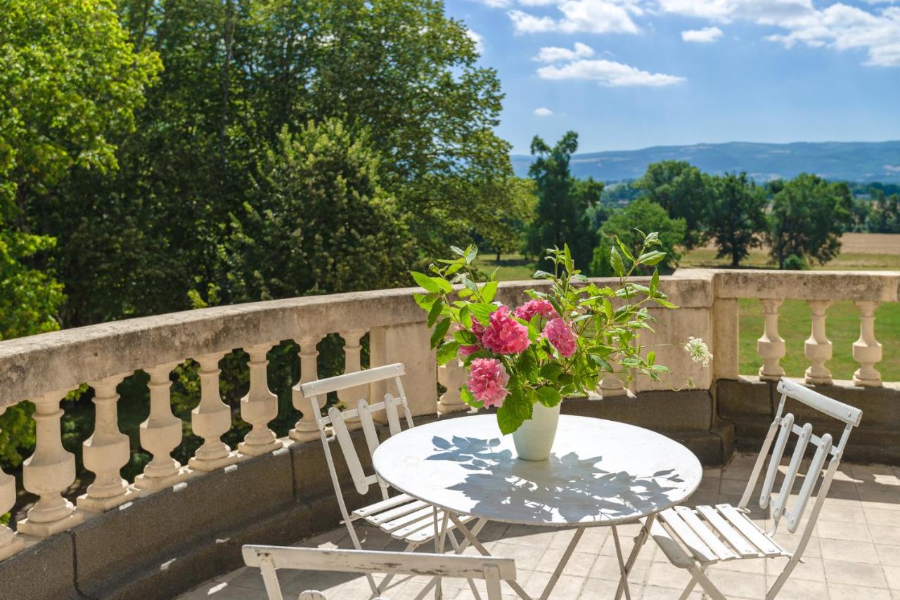 Habitación con cama extragrande y vistas a la montaña