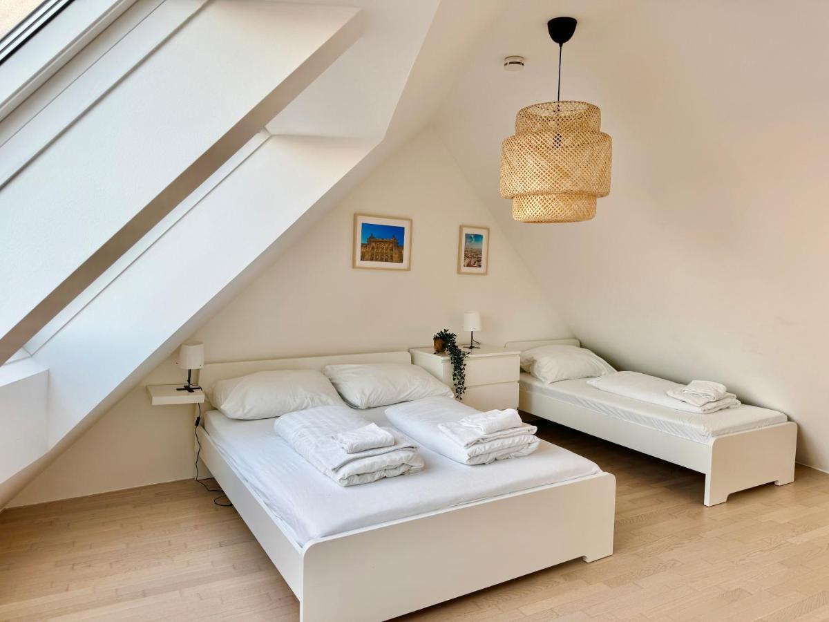 B&B Wien - Modern 150 m2 Maisonette - Private Garden & Free Parking - Bed and Breakfast Wien