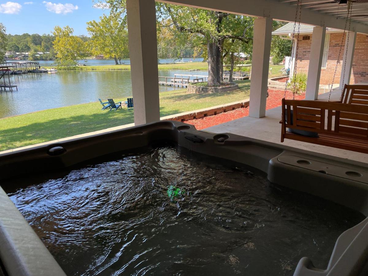 Stunning Luxury Lakefront Lodge! 8 BRs! Sleeps 32! - Chambres d'hôtes Hot Springs