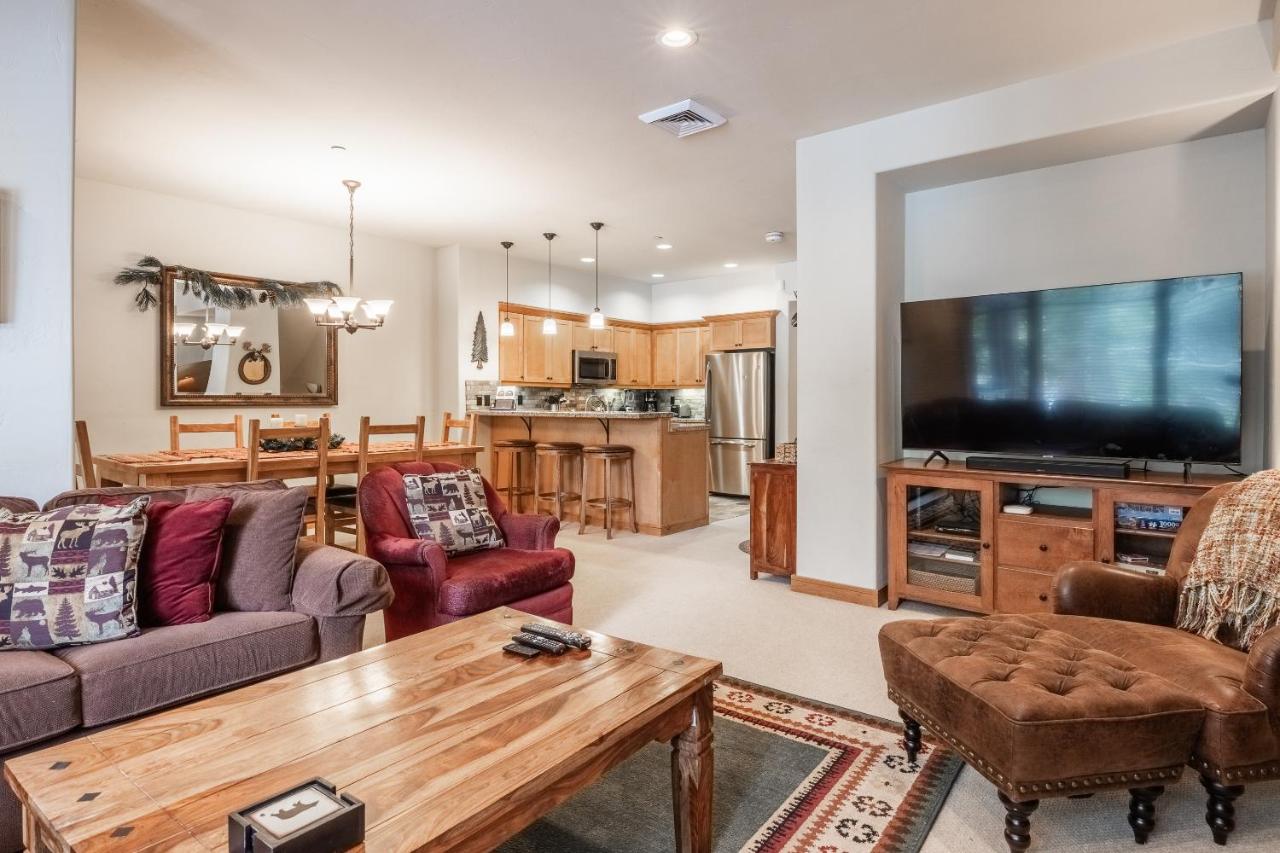 Upscale 4 Bed, 3 Bath at the Woodwinds with Amazing Mountain Views and Golf Course Access and private hot tub and garage sleeps 10 - Chambres d'hôtes Mammoth Lakes
