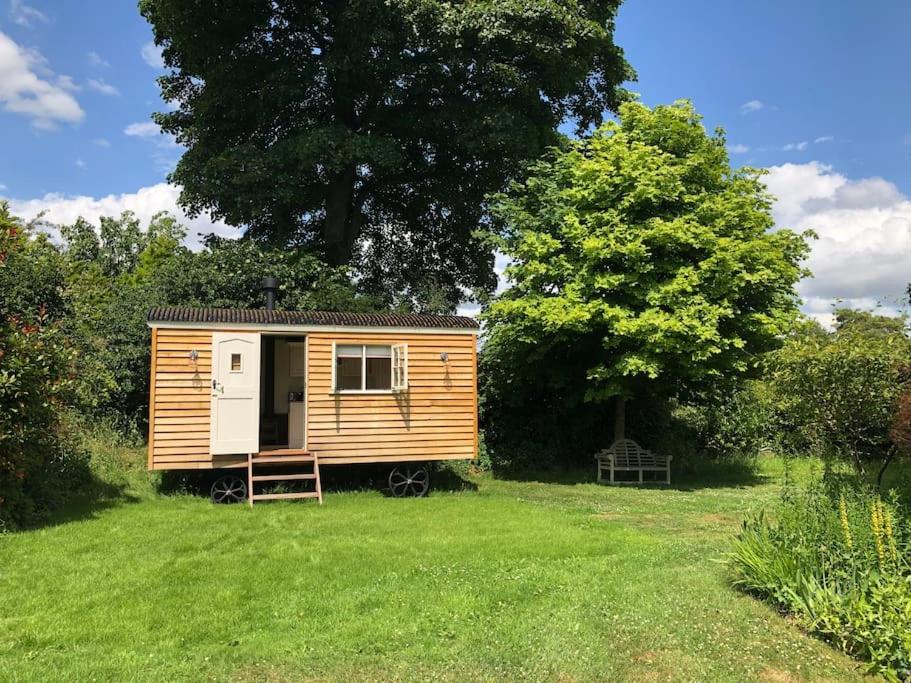 B&B Stroud - The Old Vicarage Shepherd's Hut - Bed and Breakfast Stroud