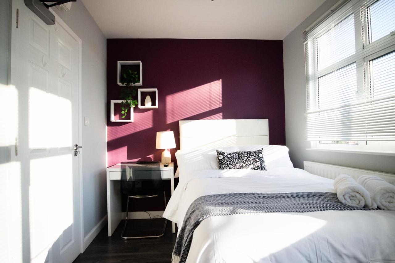 B&B Luton - Dunstable Rd Modern Ensuites by Pioneer Living - Bed and Breakfast Luton