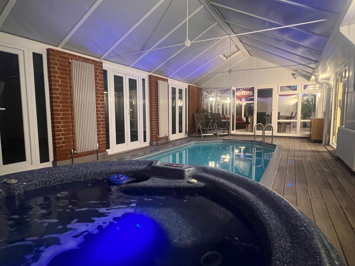 Broadway Pool House with Sauna & Jacuzzi - B&B Herne Bay