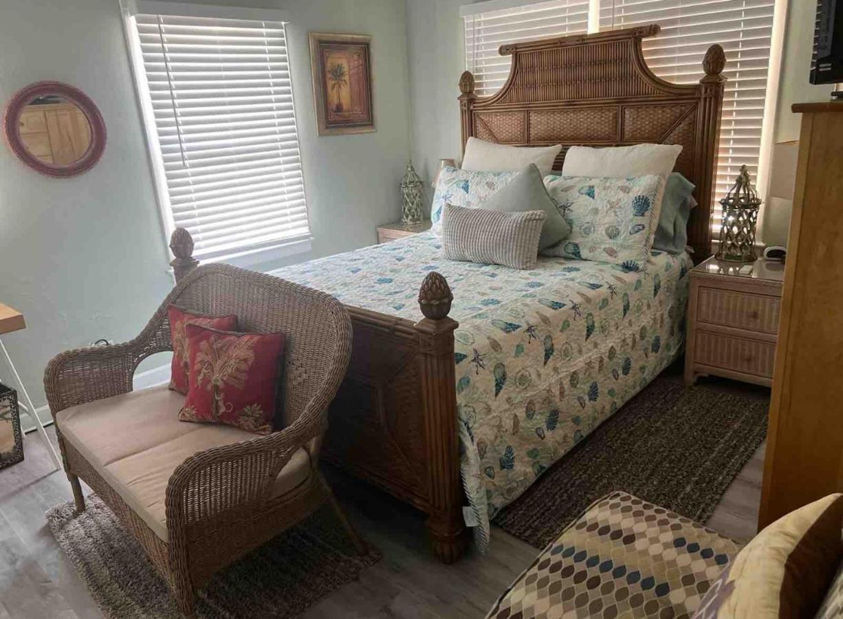 B&B Lake Worth Beach - 5 min to Beaches! Biz Ready Large Living Room Fenced Backyard Patio Grill Firepit Driveway Parking - Bed and Breakfast Lake Worth Beach