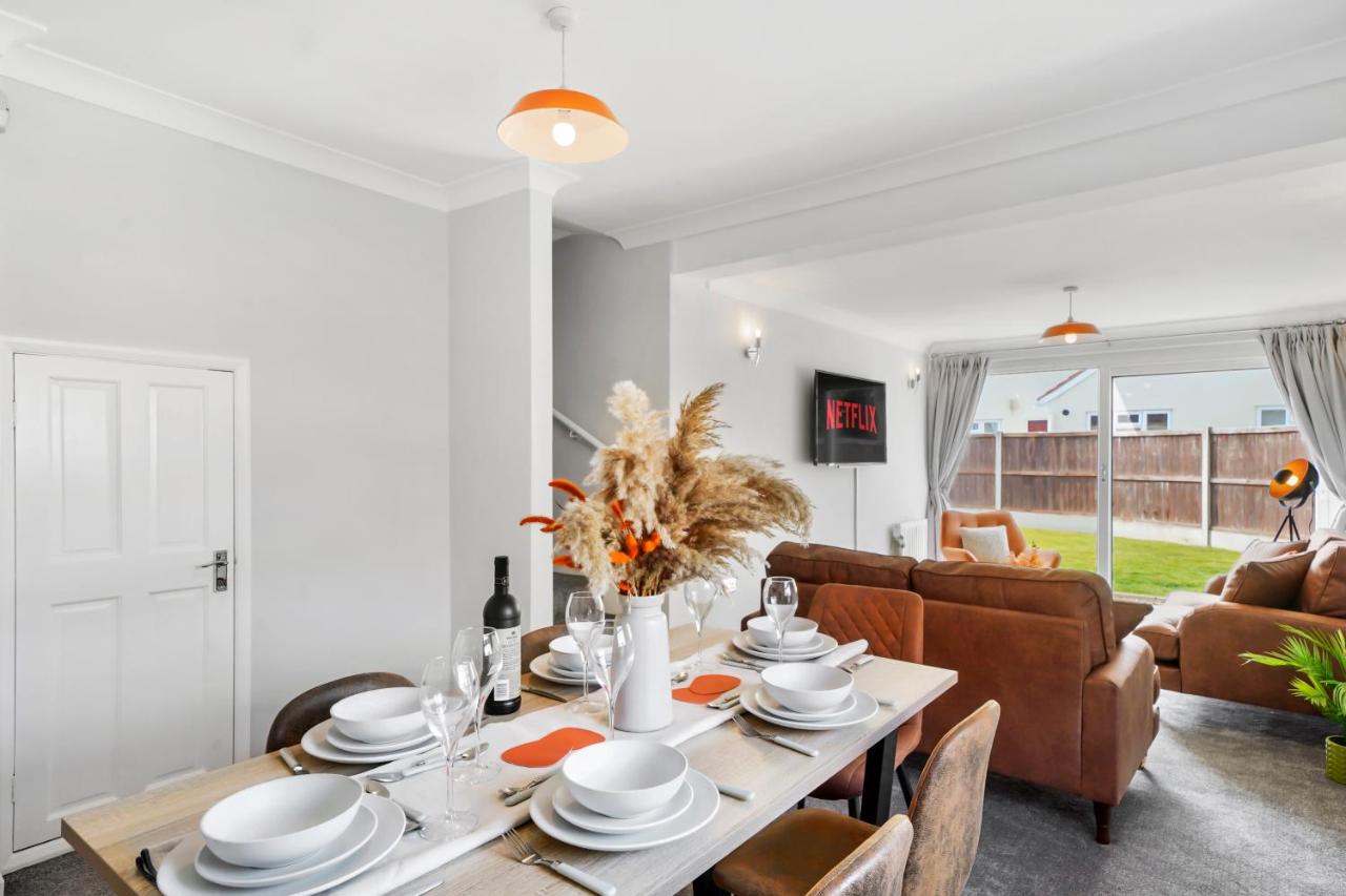 Grab a Deal Today! Massive Home For Contractors & Parking for 4 - B&B