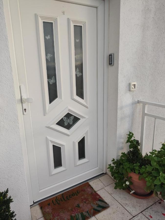 Apartment Ana with a Partial Sea View - B&B Cirquenizza