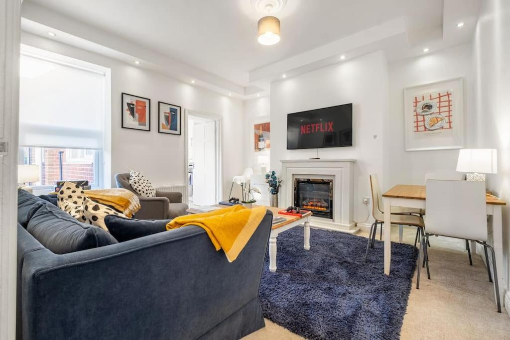 Upmarket Apartment with Parking - B&B High Heaton