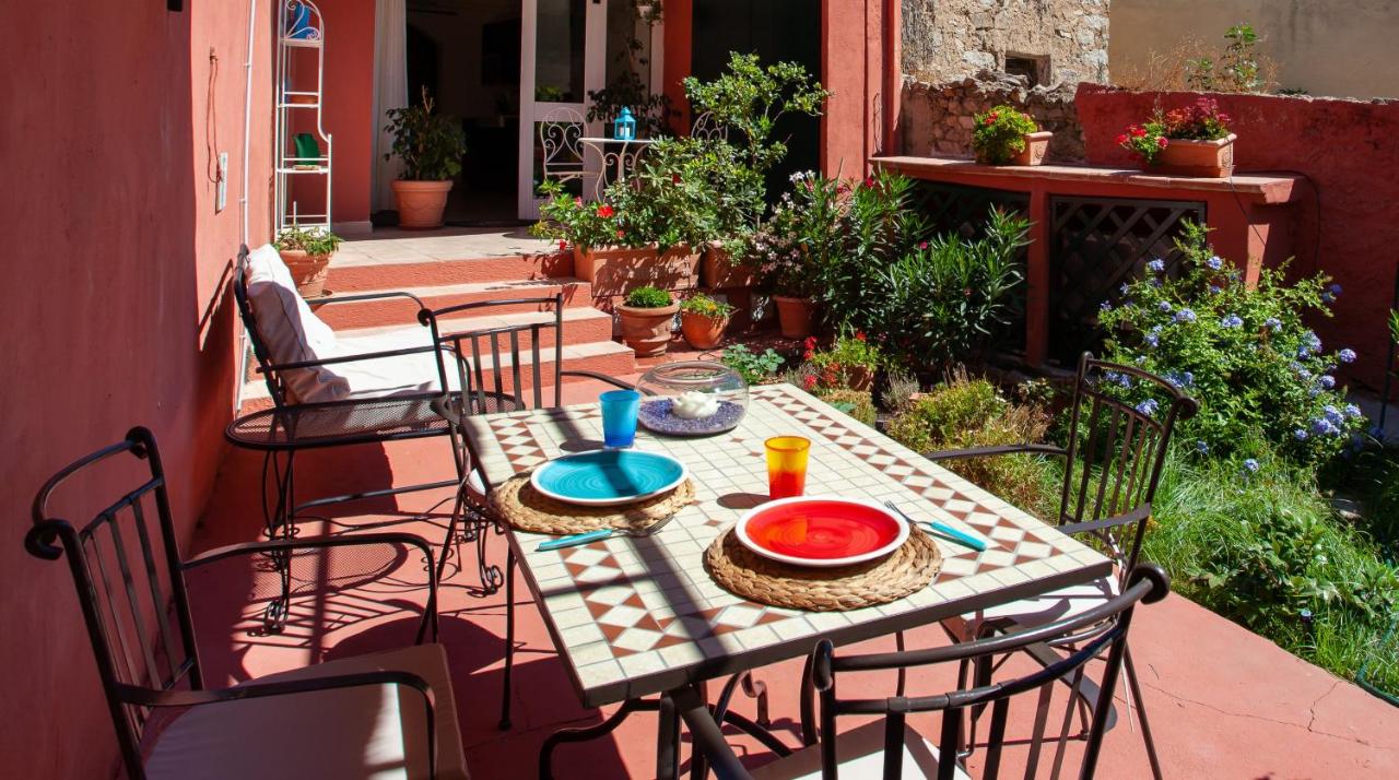 B&B Olbia - Genius Loci Cozy house with garden in the old town IUN P4177 - Bed and Breakfast Olbia