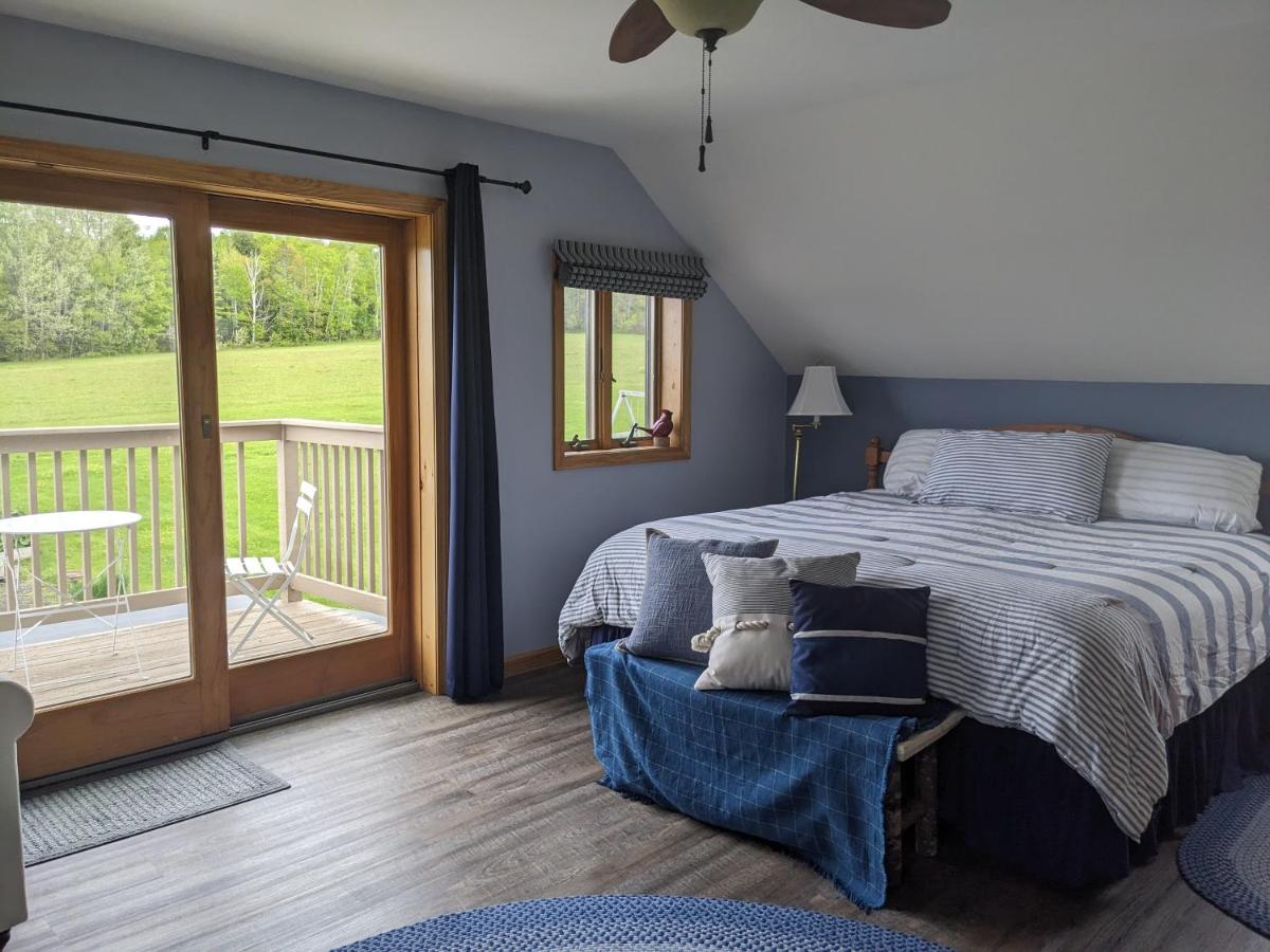 Habitación con cama extragrande y vistas al lago