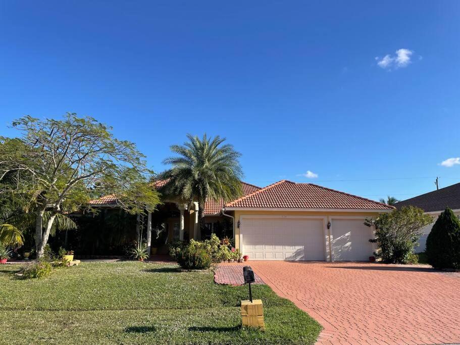 B&B Port Saint Lucie - Spacious 4BD 3BA Dream Villa w LRG Backyard in PSL - Bed and Breakfast Port Saint Lucie