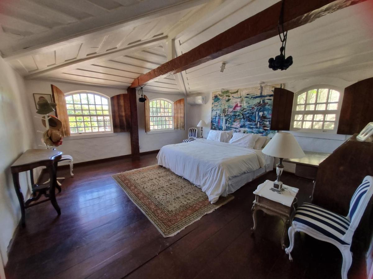 Suite con cama extragrande y vistas a la piscina