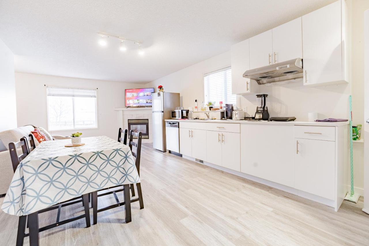 Walkout Basement Suite, 2 BDR 4BD, Bright and Spacious - B&B Calgary