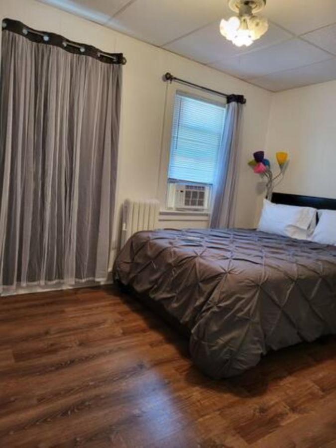 B&B Newark - PINE Private Room A Free Parking/Travel Nurses/NYC - Bed and Breakfast Newark