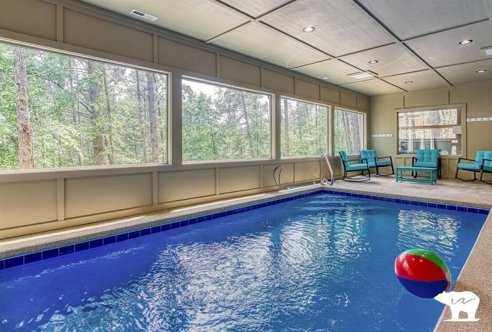 The Water Bear in Sevierville, Fabulous Luxury Indoor Pool! Fun Play Ship, Hot Tub, Theater, Game Rm - B&B Sevierville