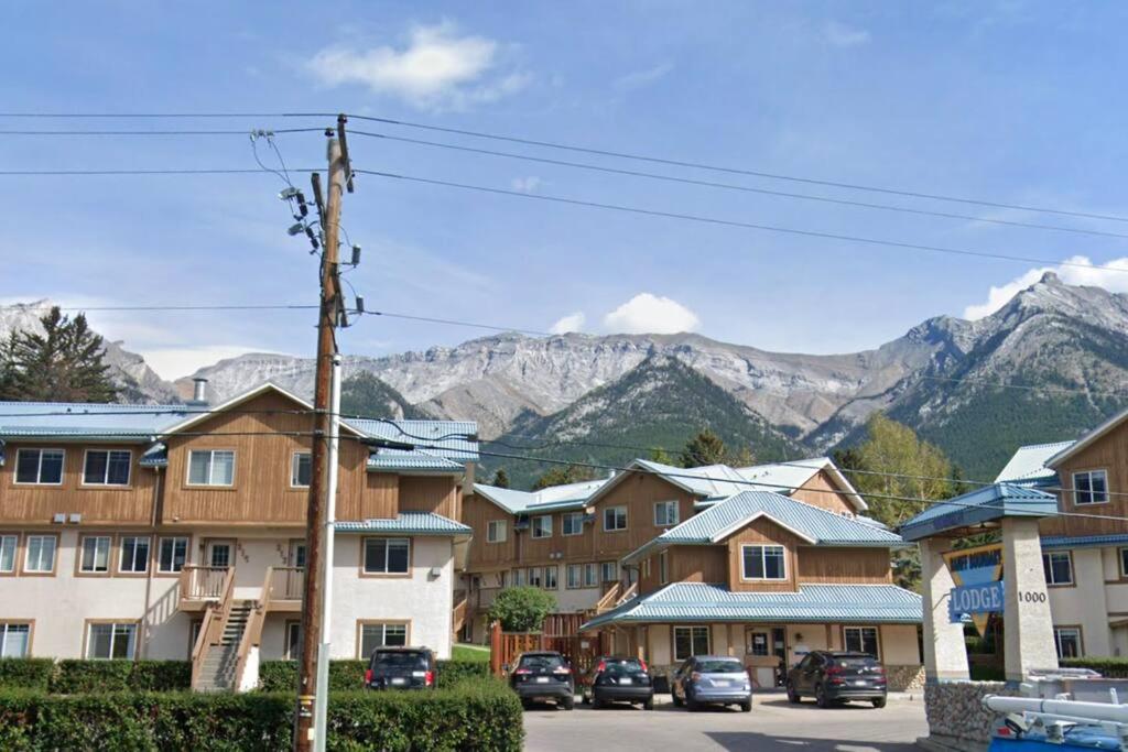 B211 MTN View ground floor town house- 2BD, Sleeps 8, hot tub, free parking, close to Banff - B&B